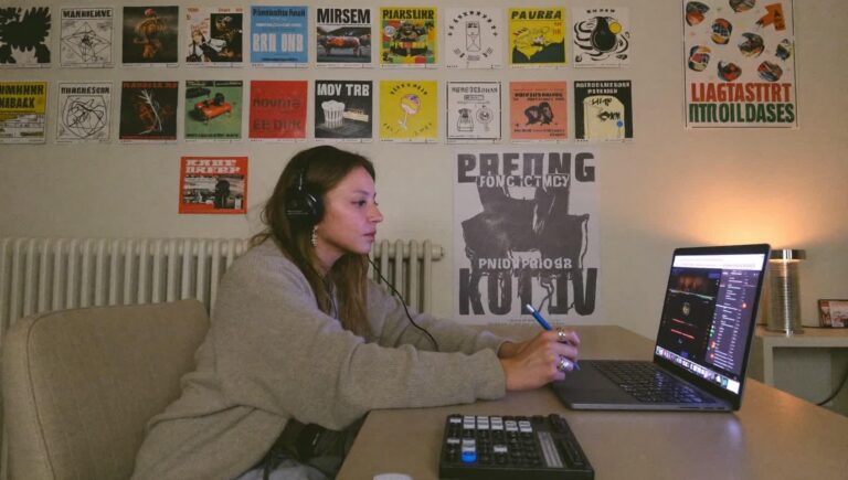 Инди‑рок возник из независимых лейблов и культуры «сделай‑сам» на рубеже 70–80‑х